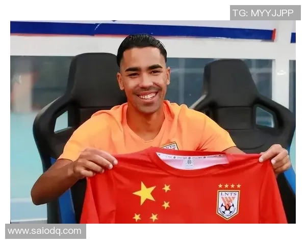 哪位世界级足球球星近期现身北京引发球迷热议与广泛关注