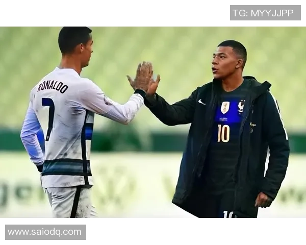 路边偶遇足球巨星瞬间 亲历明星与普通人亲密接触的难得时刻